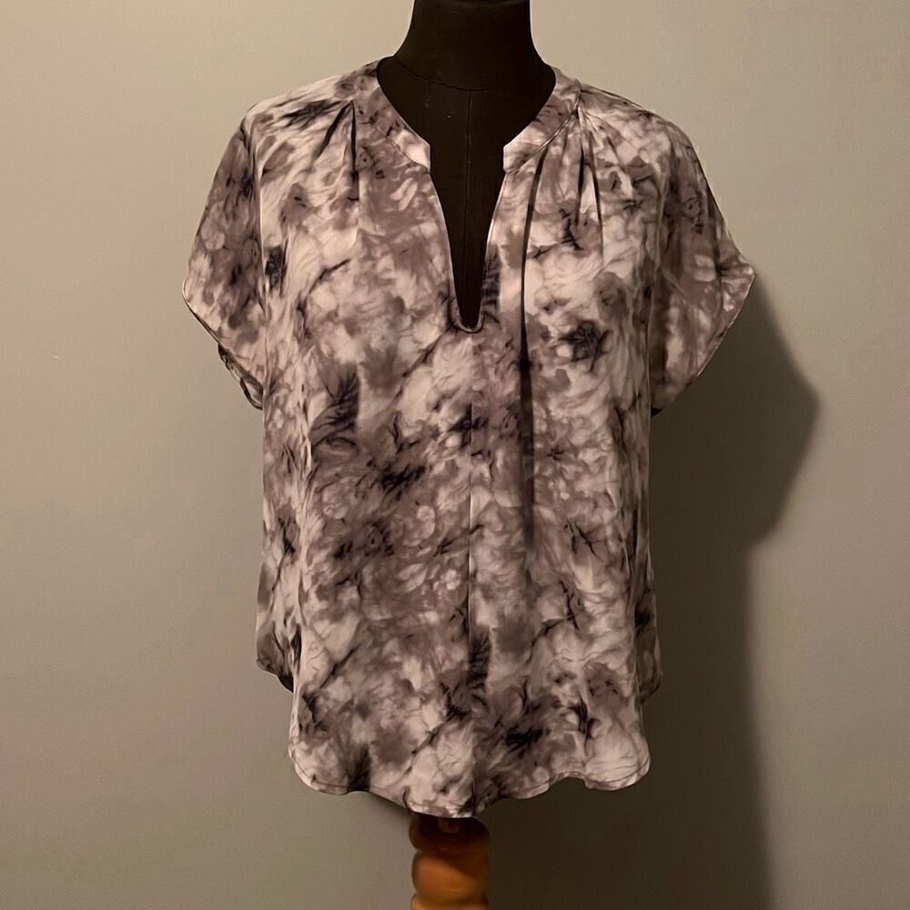 ASTR Women's Multicolor Tie Dyed High Low Hem Split Neck Short Sleeve